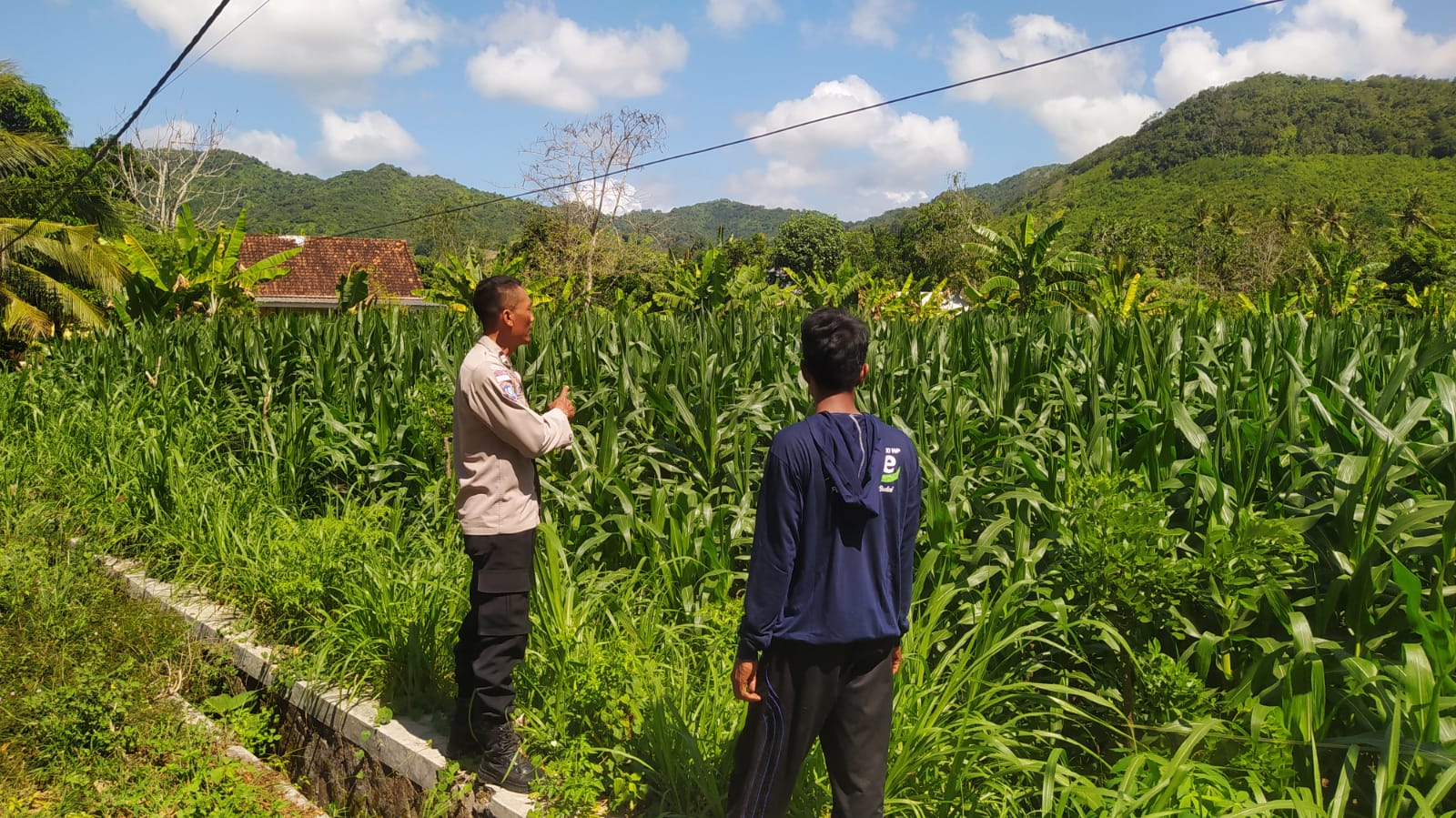 Polri Dampingi Petani di Desa Batu Putih