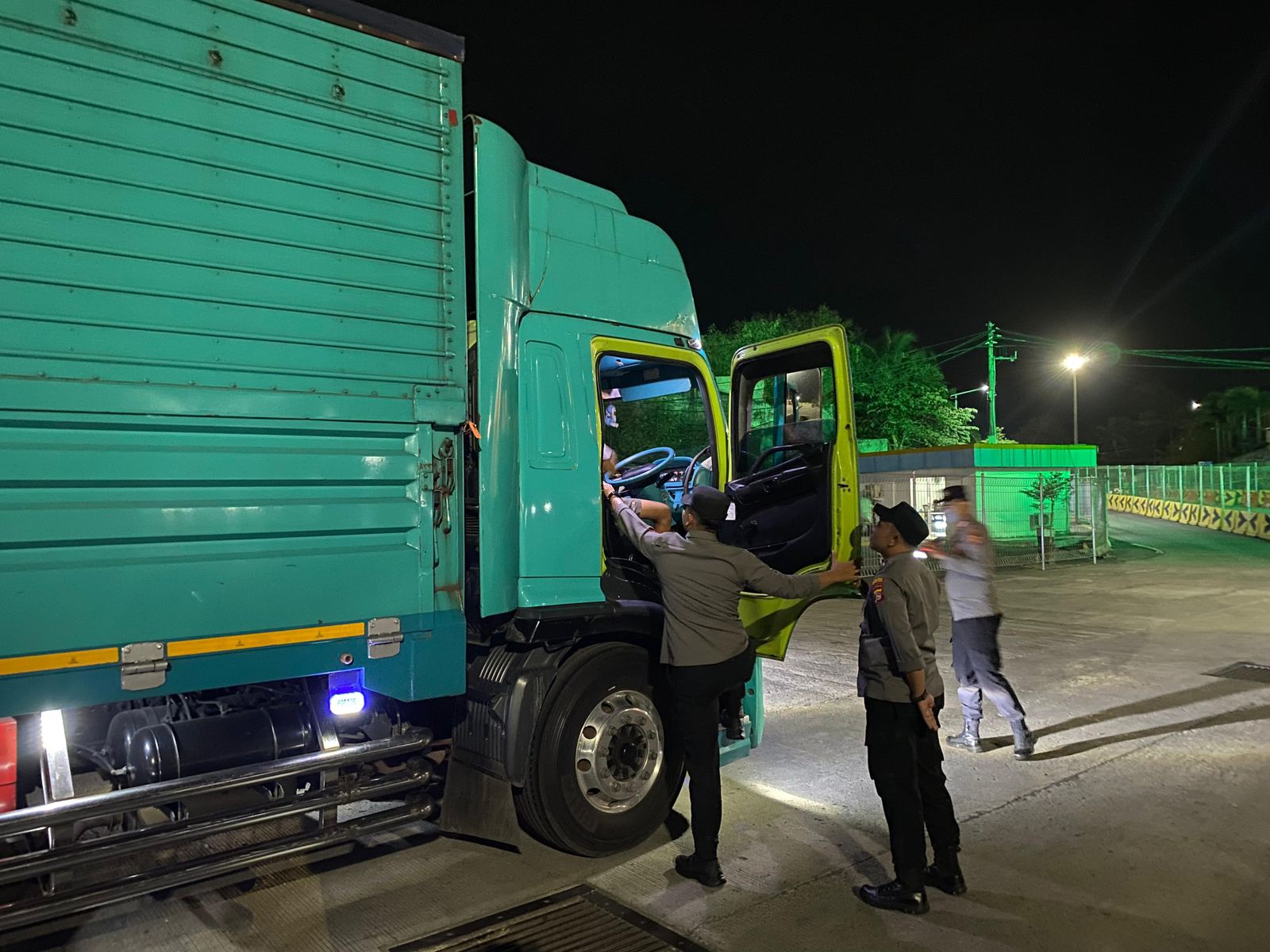 KMP Surya 777 Tiba di Lembar, Polisi Pastikan Proses Bongkaran Aman