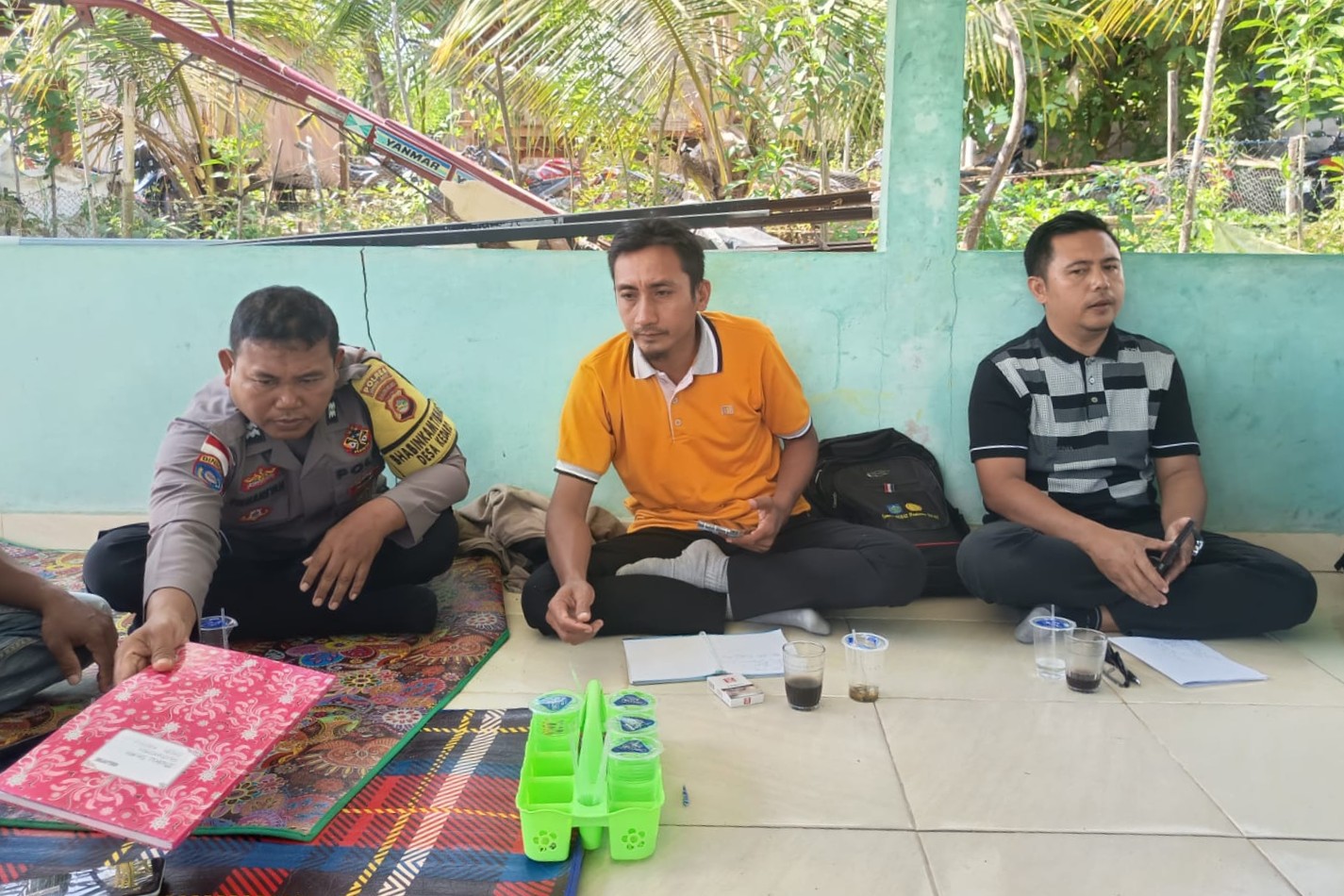 Bhabinkamtibmas Kedaro Kawal Penyaluran Bibit untuk Kemandirian Pangan Sekotong