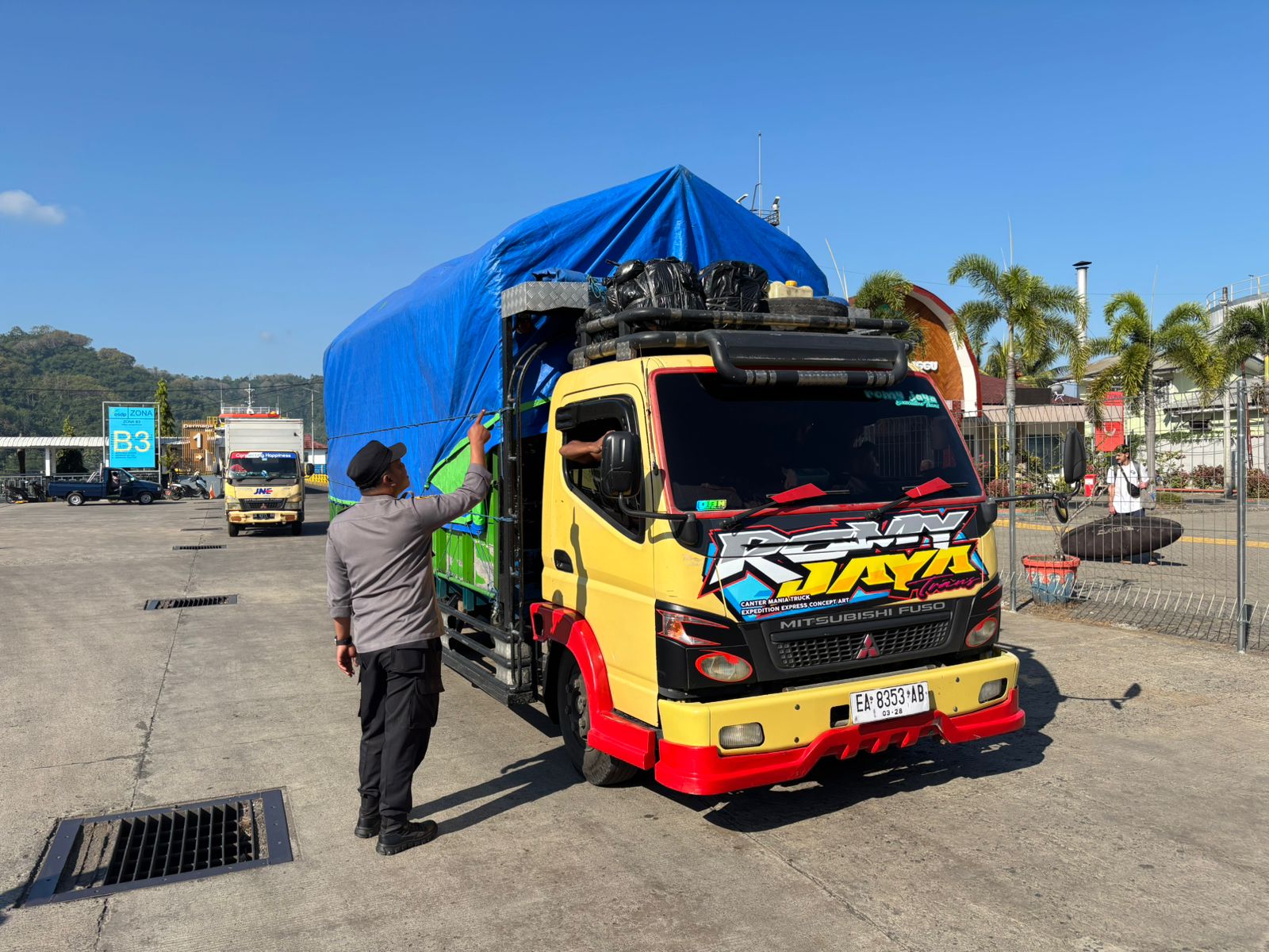 Pengamanan Ketat Bongkaran KMP SURYA 777 di Pelabuhan Lembar Berjalan Lancar