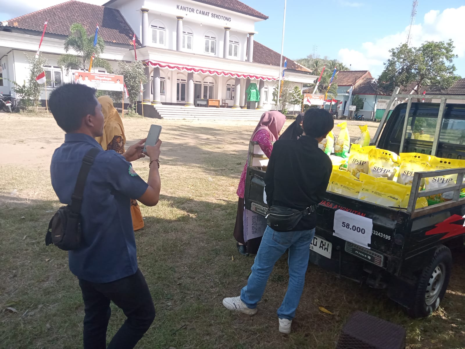 Beras Murah Bulog di Sekotong Stabilkan Harga, Warga Antusias