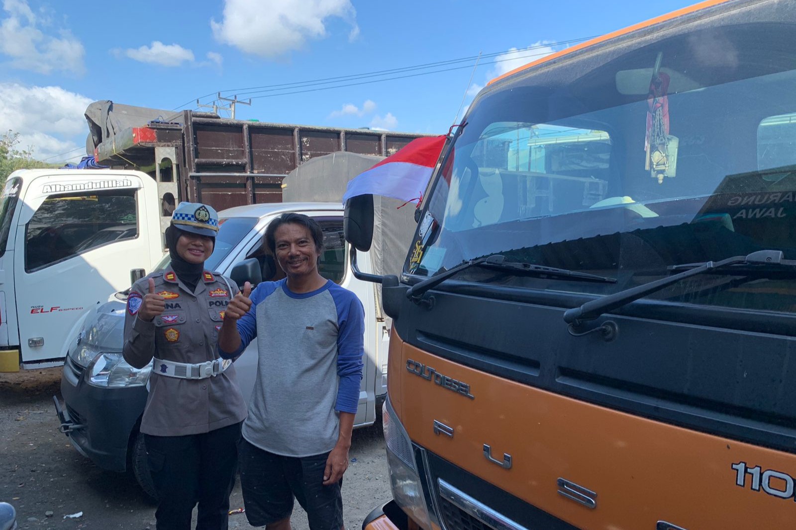 Tugu Tank Gerung Jadi Titik Patriotisme: Polantas Bagikan Bendera Merah Putih