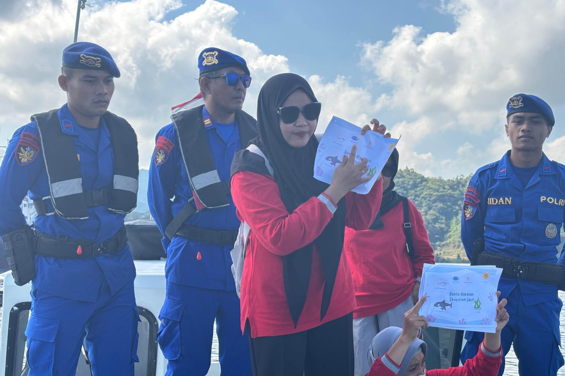 Kapal Patroli Polairud Jadi Klinik & Perpustakaan Terapung di Lembar