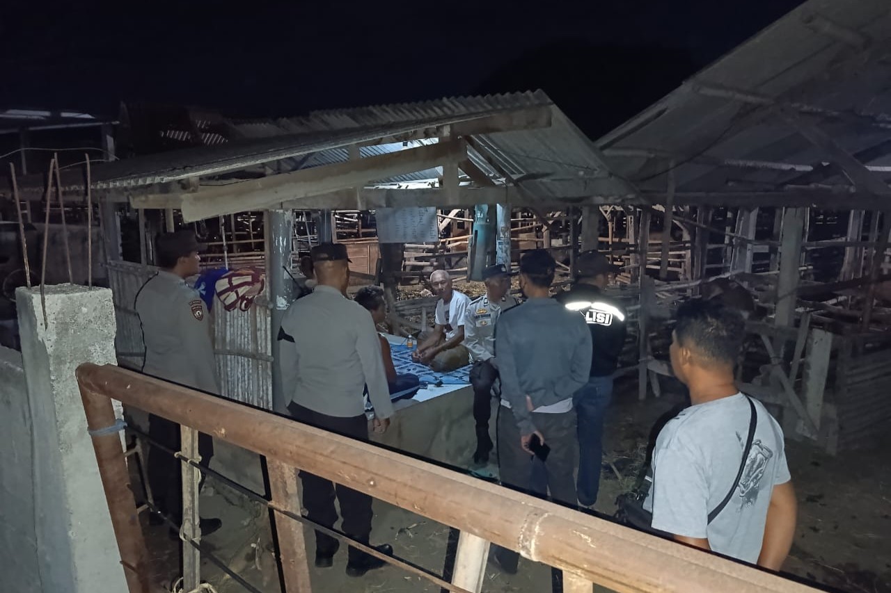 Polsek Gerung Intensifkan Patroli Kamling dan Kandang Kolektif di Desa Kebon Ayu