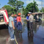 Aksi Sigap Polsek Gerung Tangani Solar Tumpah di Jalan Utama Lombok Barat